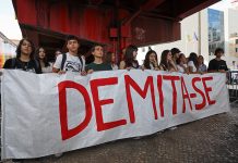 Jovens manifestam-se junto ao ME e exigem a demissão de Fernando Alexandre