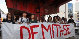 Jovens manifestam-se junto ao ME e exigem a demissão de Fernando Alexandre